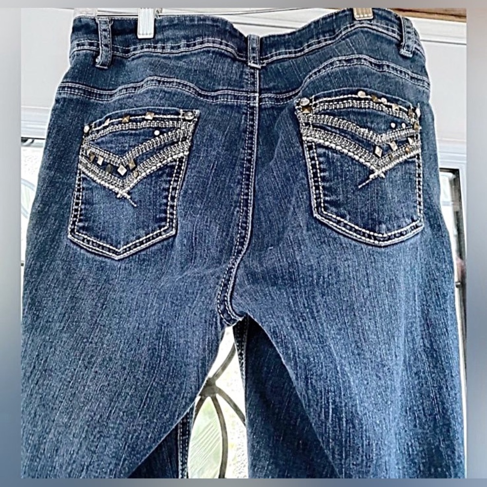 ROZ & AL - Decorative Studs & Silver Thread on Blue Jeans 👖